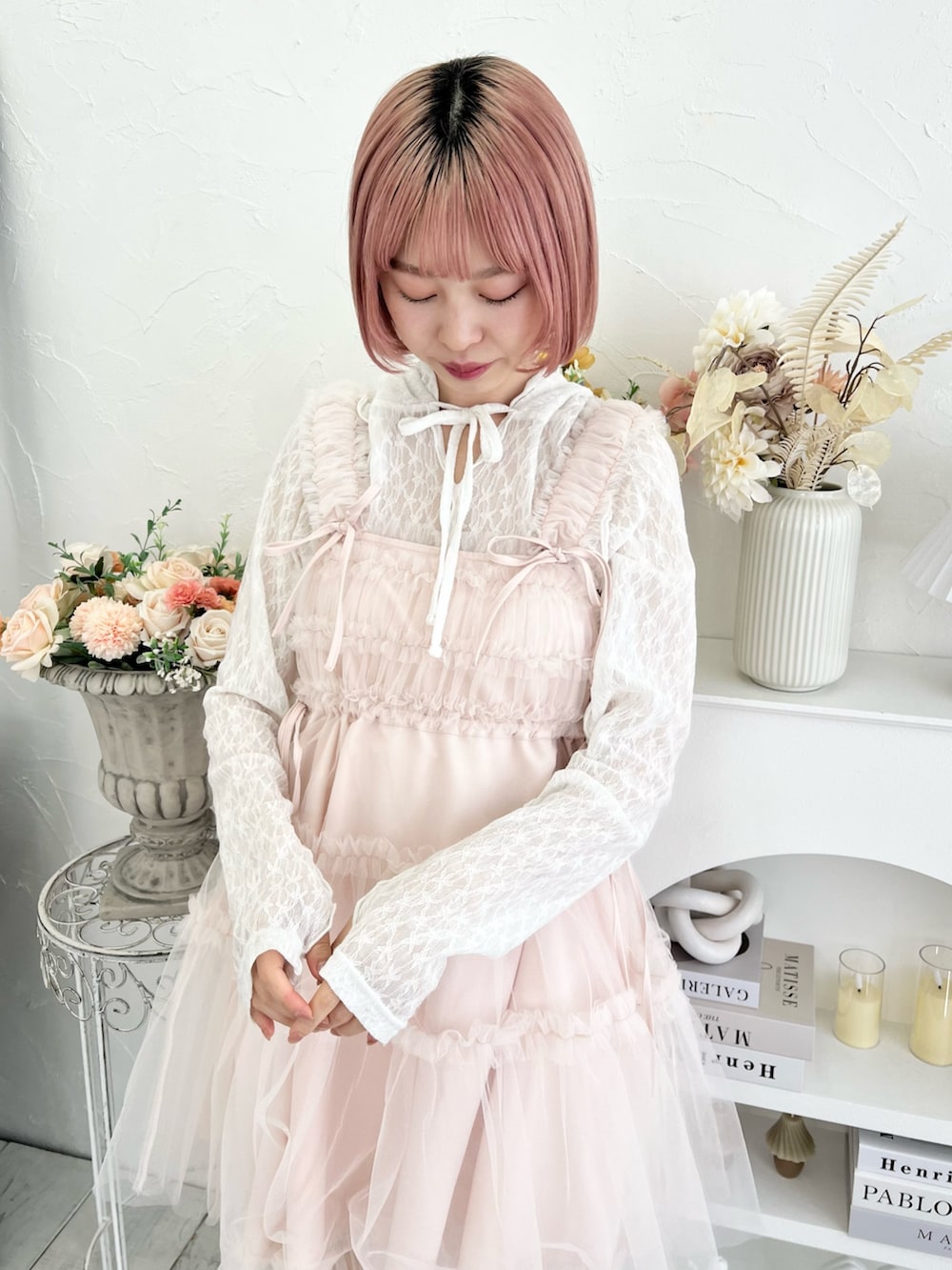 ホワイト系のTシャツ/カットソー、ピンク系のワンピース、ホワイト系のバレエシューズを着用したレディースの冬コーディネートの5枚目の写真