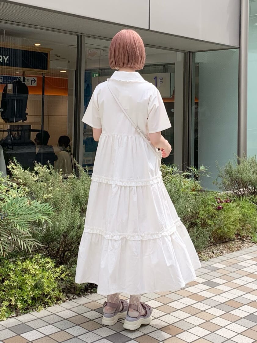 ホワイト系のワンピース、ピンク系のサンダル、ホワイト系のショルダーバッグを着用したレディースの春コーディネートの4枚目の写真