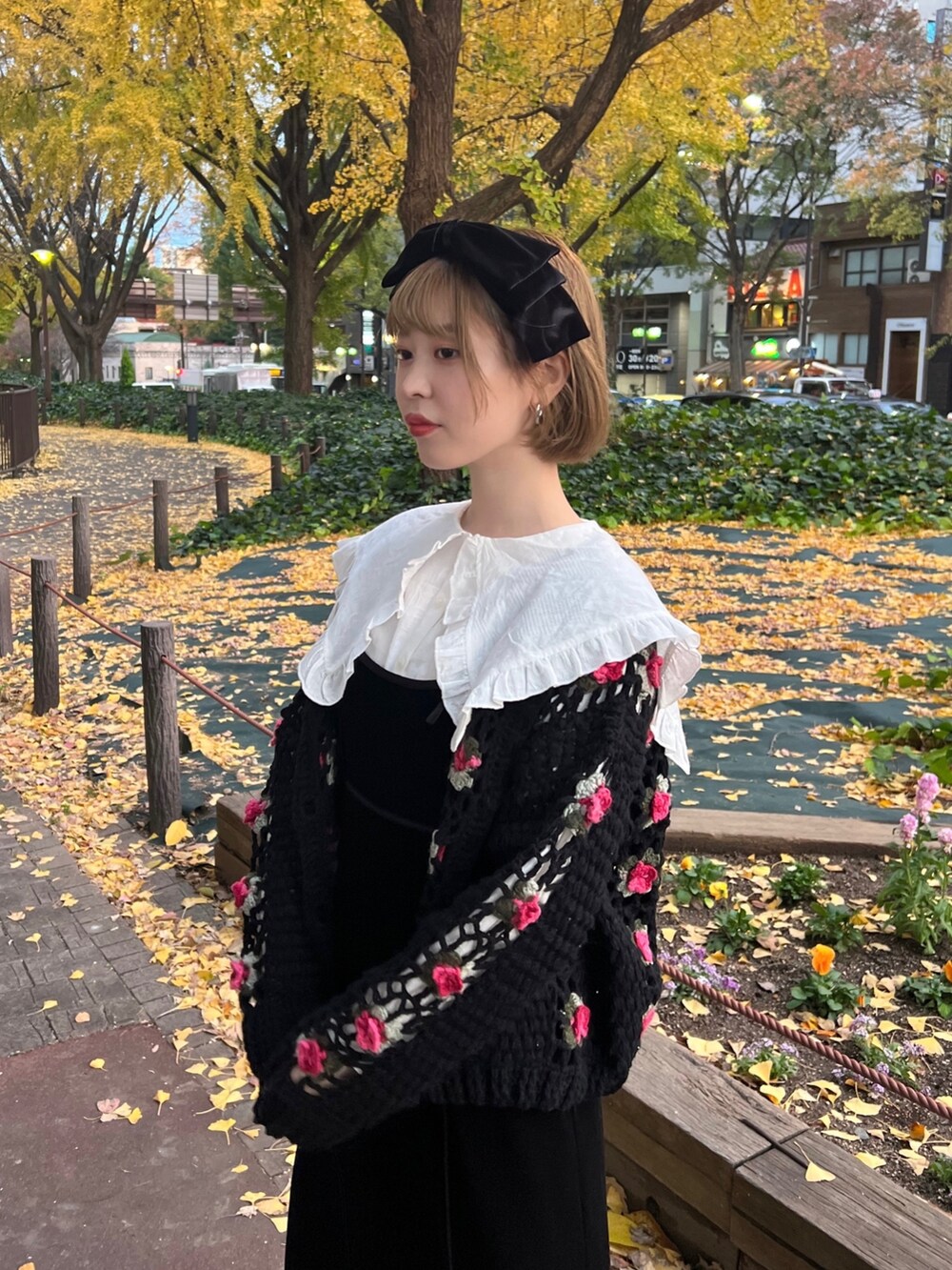 ホワイト系のシャツ/ブラウス、ブラック系のショルダーバッグ、ブラック系のカーディガン/ボレロを着用したレディースの冬コーディネートの4枚目の写真