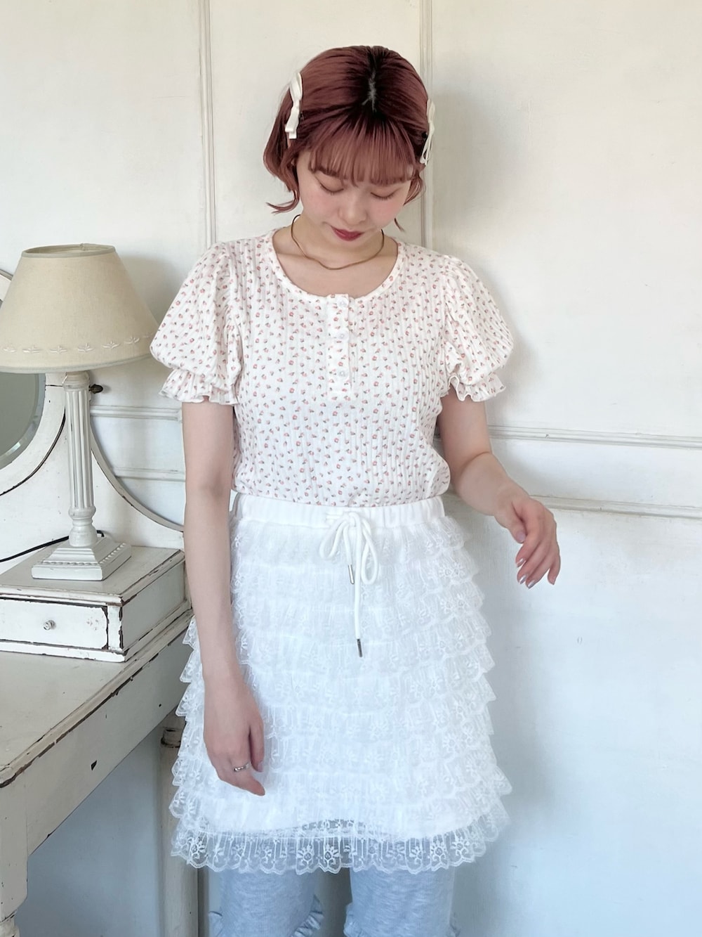 ピンク系のサンダル、グレー系のスウェットパンツ、ホワイト系のスカートを着用したレディースの春コーディネートの8枚目の写真