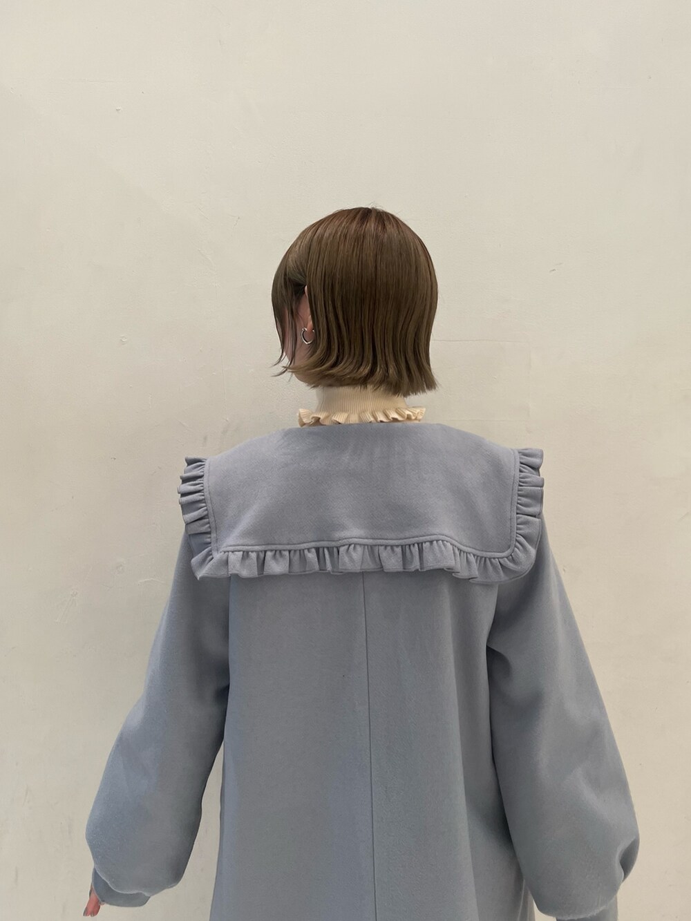 ブラック系のローファー、ブルー系のその他アウター、ホワイト系のニット/セーターを着用したレディースの冬コーディネートの7枚目の写真