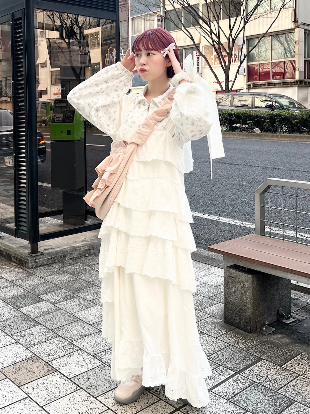 ピンク系のショルダーバッグ、ホワイト系のスニーカー、ホワイト系のワンピースを着用したレディースの春コーディネートの2枚目の写真