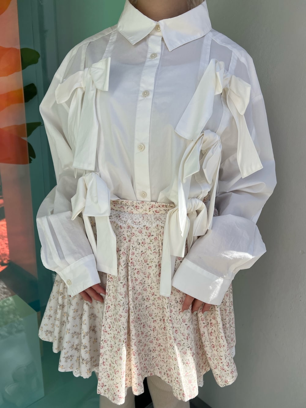 ホワイト系のシャツ/ブラウス、ピンク系のスカート、ホワイト系のスニーカーを着用したレディースの冬コーディネートの10枚目の写真