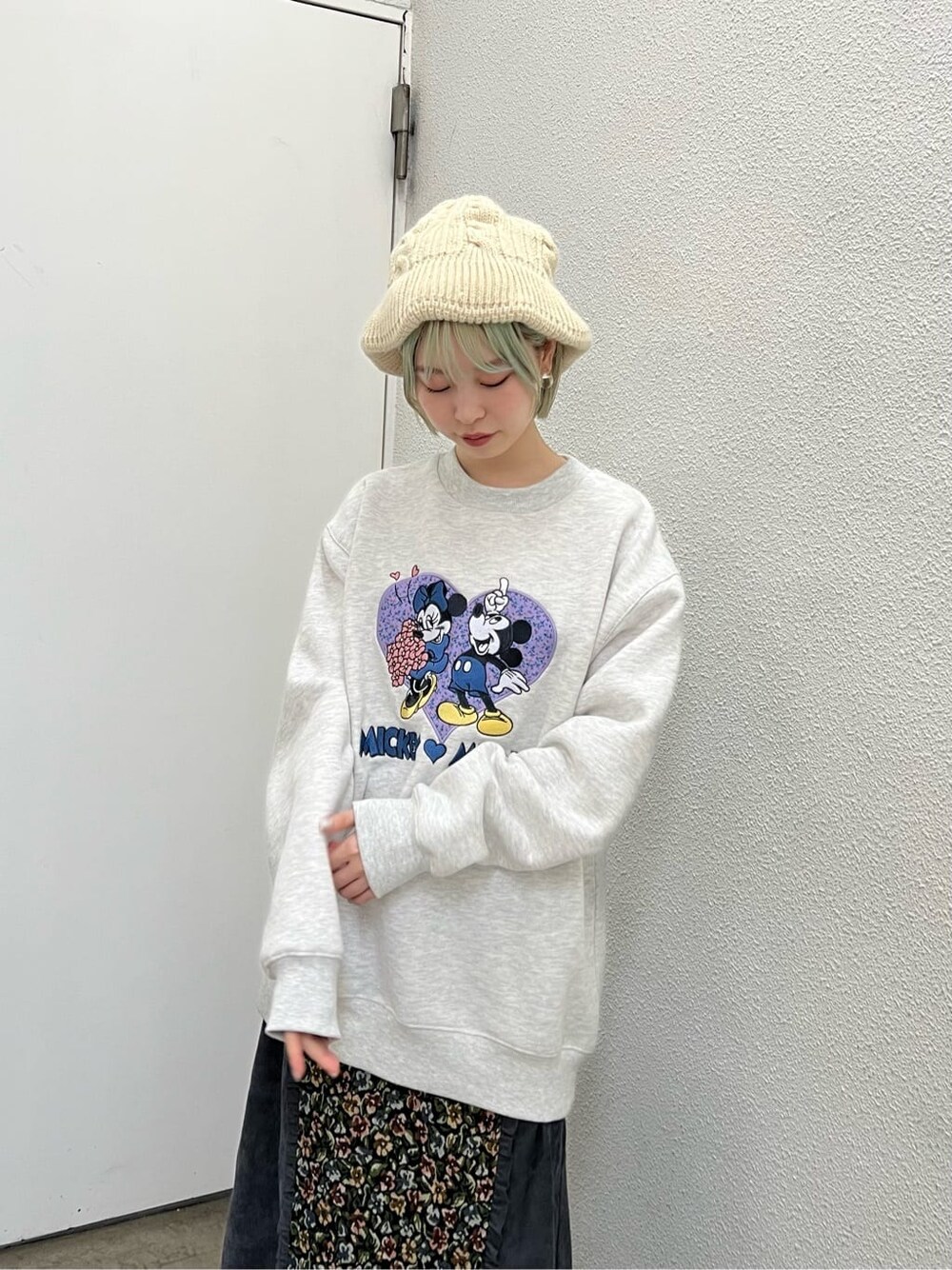 ブラック系のパンプス、ブラック系のパンプス、ブルー系のスカートを着用したレディースの秋コーディネートの4枚目の写真