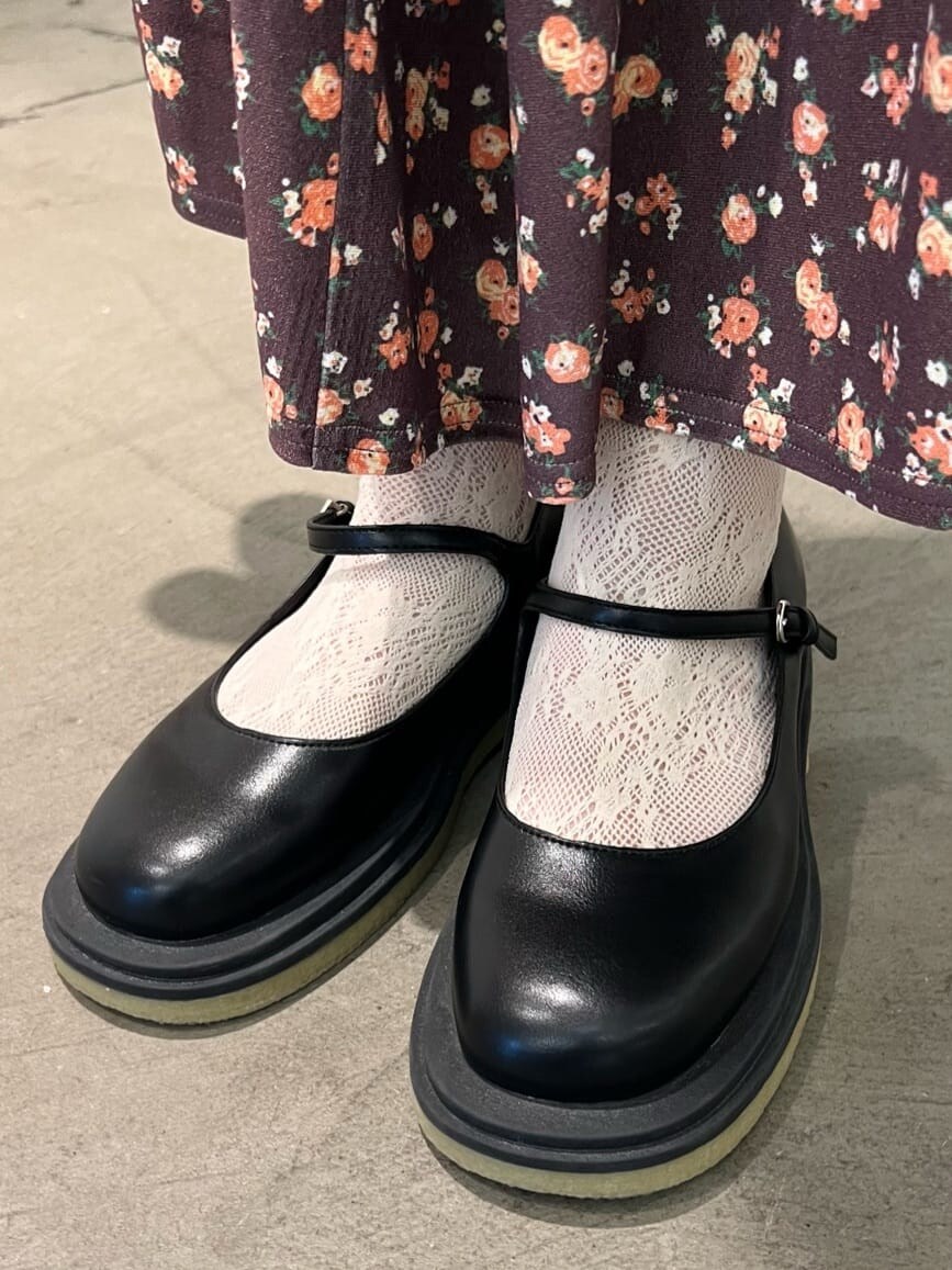 ブラウン系のスカート、ブラック系のパンプス、ホワイト系のTシャツ/カットソーを着用したレディースの夏コーディネートの9枚目の写真