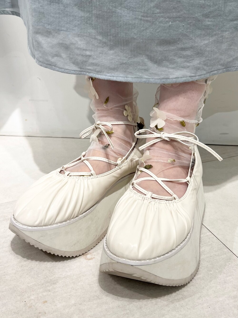 ホワイト系のTシャツ/カットソー、ホワイト系のバレエシューズ、グリーン系のワンピースを着用したレディースの冬コーディネートの10枚目の写真