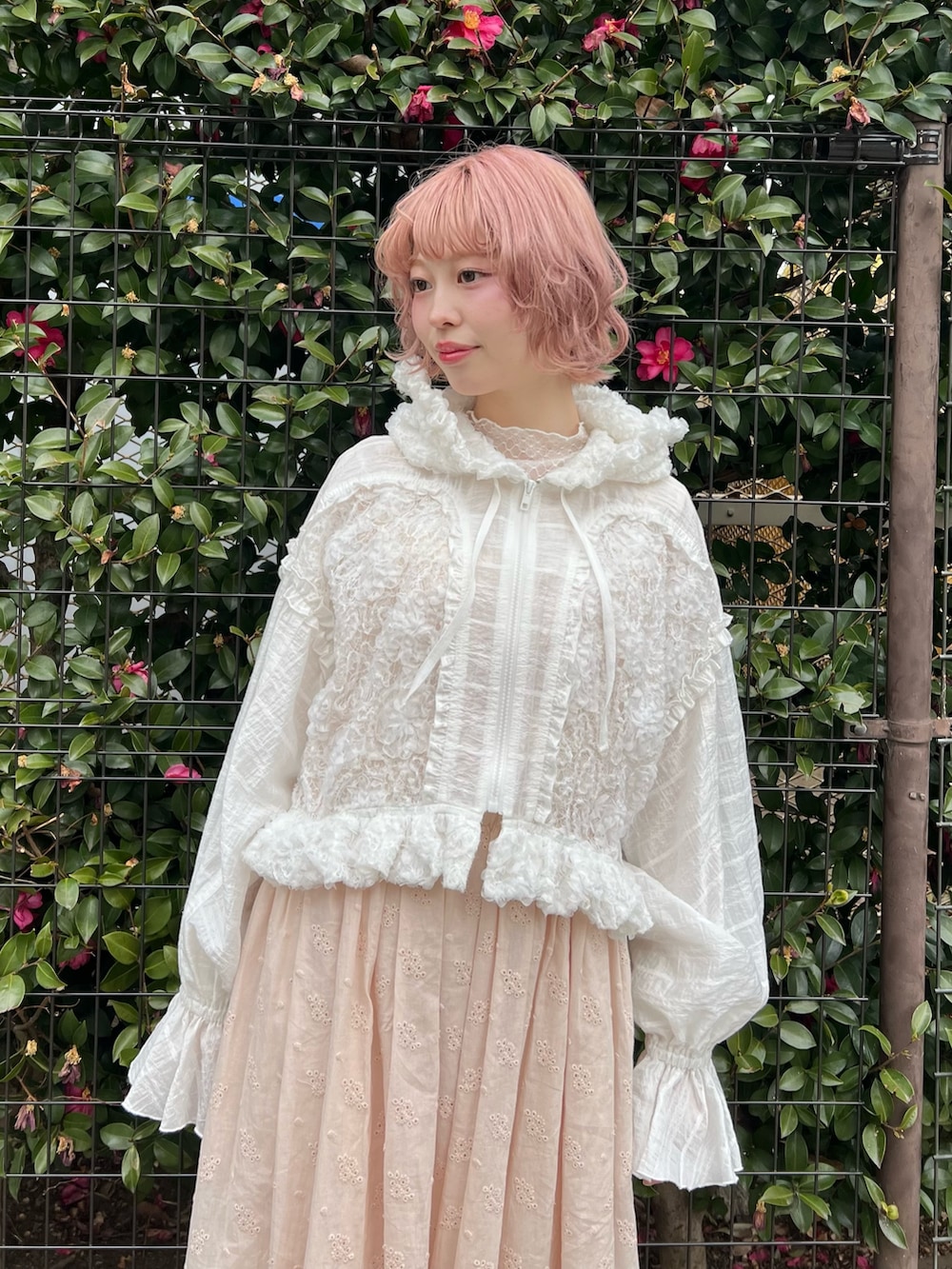 ホワイト系のブルゾン、ピンク系のワンピース、ホワイト系のTシャツ/カットソーを着用したレディースの冬コーディネートの5枚目の写真