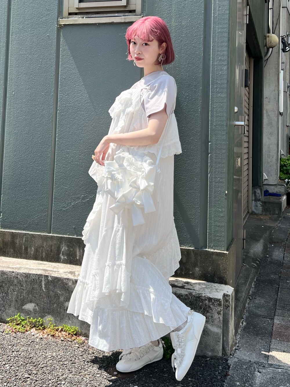 ブルー系のTシャツ/カットソー、ホワイト系のワンピース、ホワイト系のショルダーバッグを着用したレディースの夏コーディネートの2枚目の写真