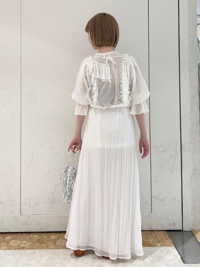 オレンジ系のパンプス、ホワイト系のTシャツ/カットソー、ブルー系のハンドバッグを着用したレディースの春コーディネートの3枚目の写真