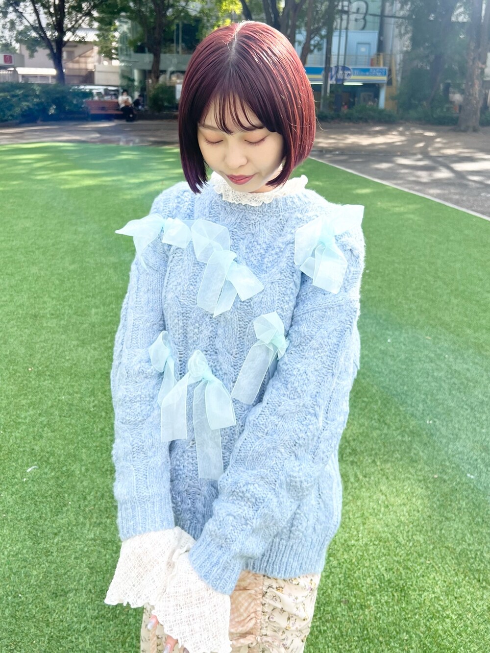 ブルー系のニット/セーター、ホワイト系のTシャツ/カットソー、ホワイト系のスカートを着用したレディースの秋コーディネートの2枚目の写真