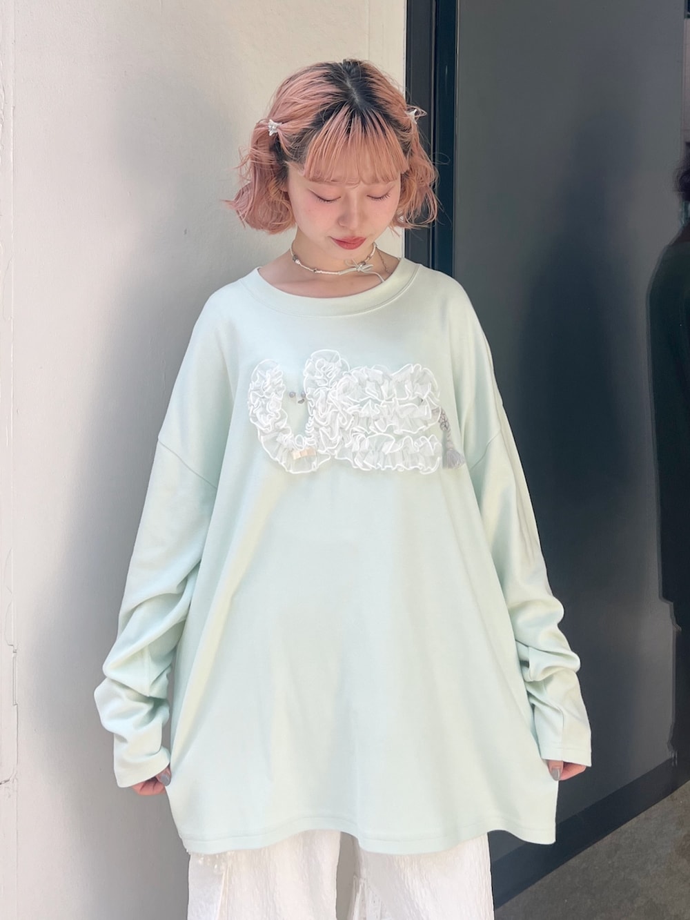 グリーン系のTシャツ/カットソー、ホワイト系のショルダーバッグ、ホワイト系のカーゴパンツを着用したレディースの夏コーディネートの5枚目の写真