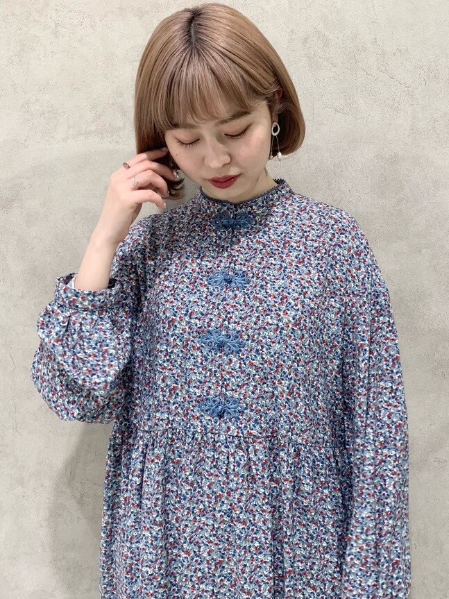 ブルー系のワンピース、ホワイト系のその他パンツ、ゴールド系のその他シューズを着用したレディースの春コーディネートの3枚目の写真