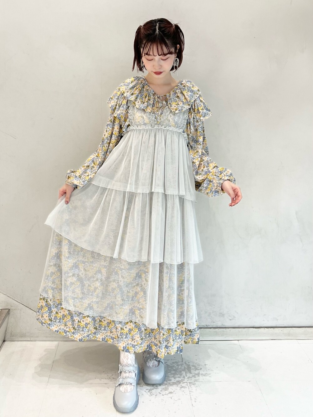 イエロー系のワンピース、ブルー系のワンピース、ブルー系のスニーカーを着用したレディースの冬コーディネートの4枚目の写真