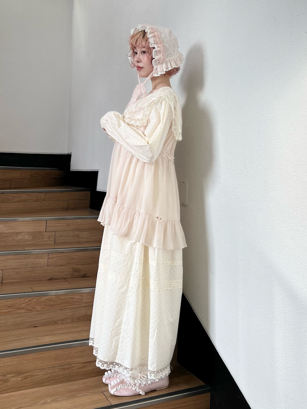 ベージュ系のワンピース、ベージュ系のチュニック、ピンク系のバレエシューズを着用したレディースの冬コーディネートの3枚目の写真