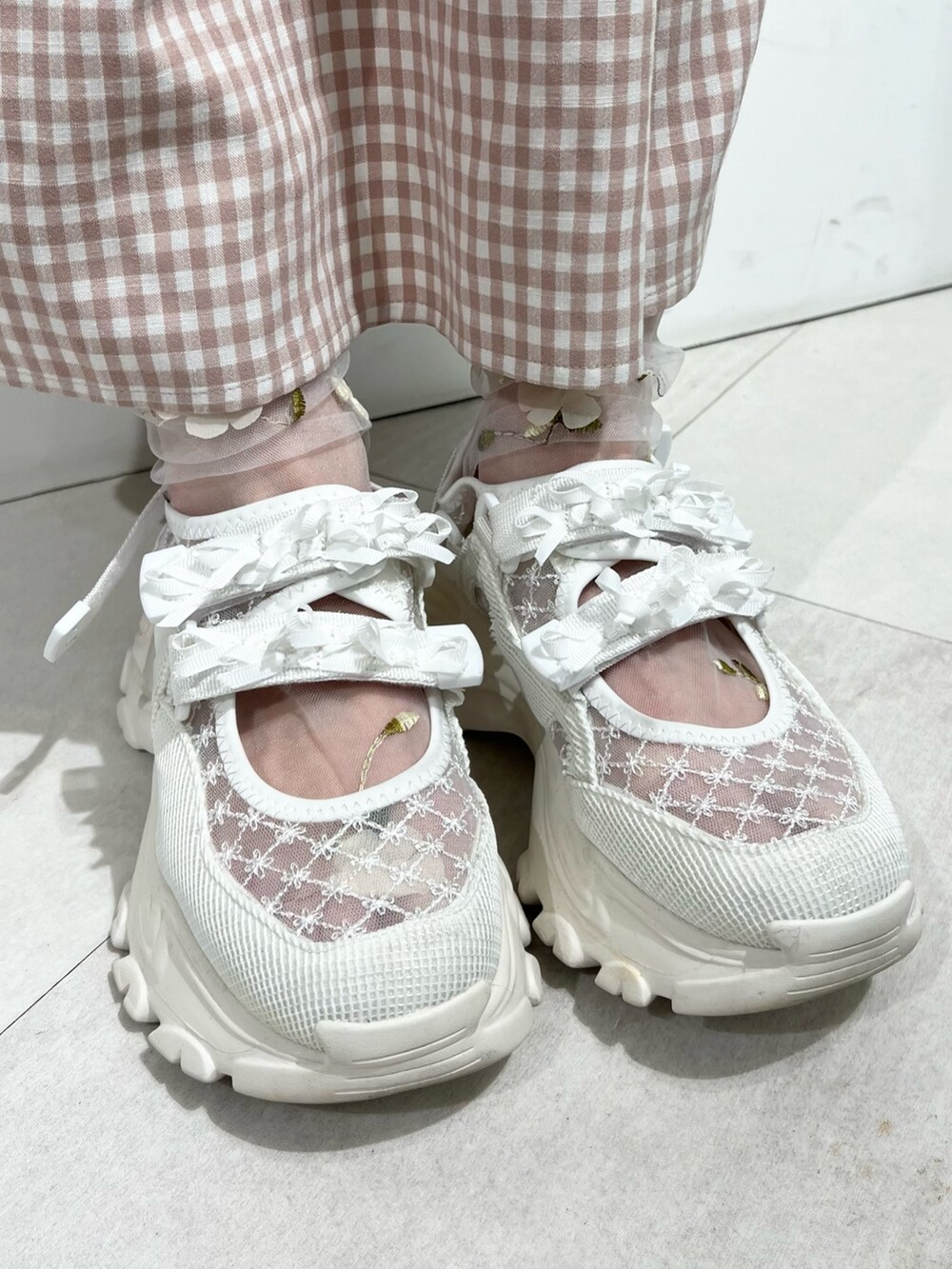 ホワイト系のショルダーバッグ、ピンク系のワンピース、ホワイト系のスウェットを着用したレディースの冬コーディネートの10枚目の写真