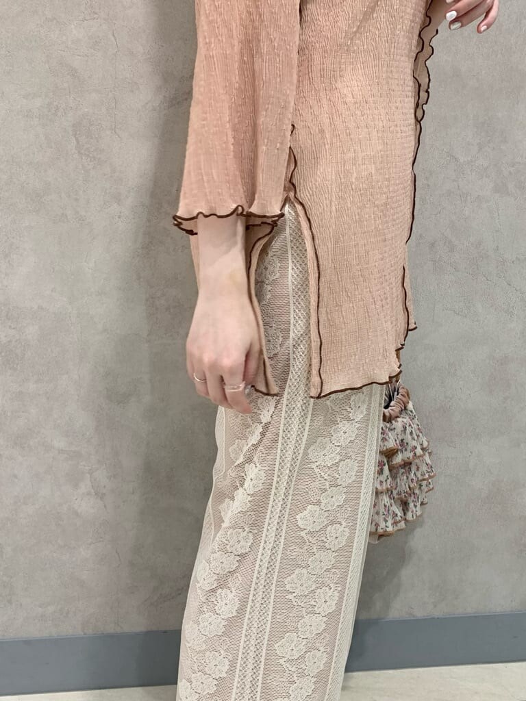 ホワイト系のその他パンツ、ベージュ系のサンダル、オレンジ系のハンドバッグを着用したレディースの夏コーディネートの3枚目の写真