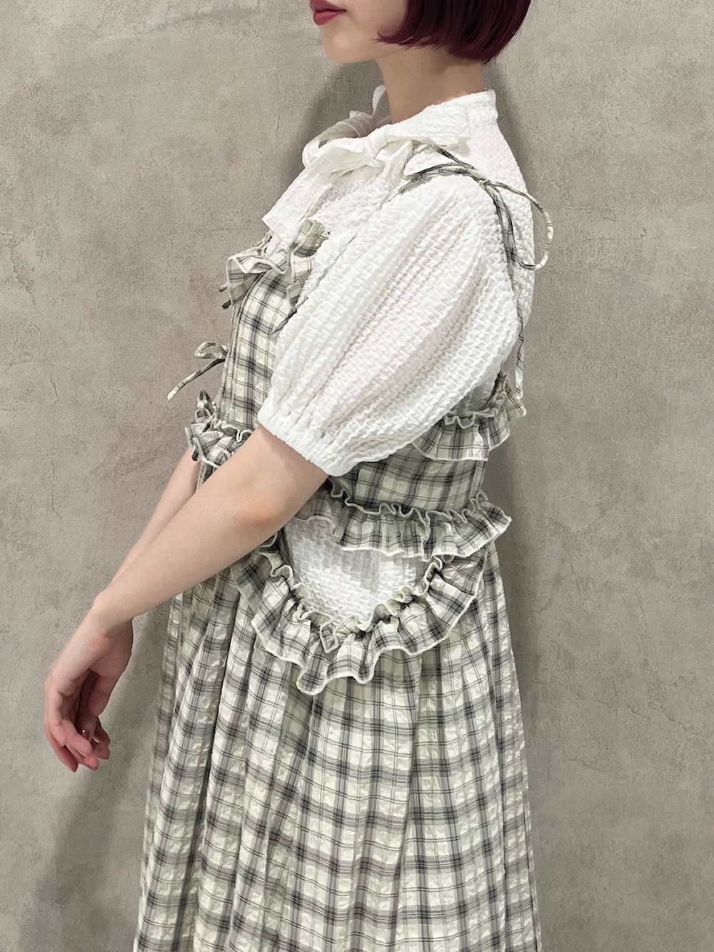 ホワイト系のシャツ/ブラウス、ホワイト系のスニーカー、ホワイト系のショルダーバッグを着用したレディースの春コーディネートの8枚目の写真