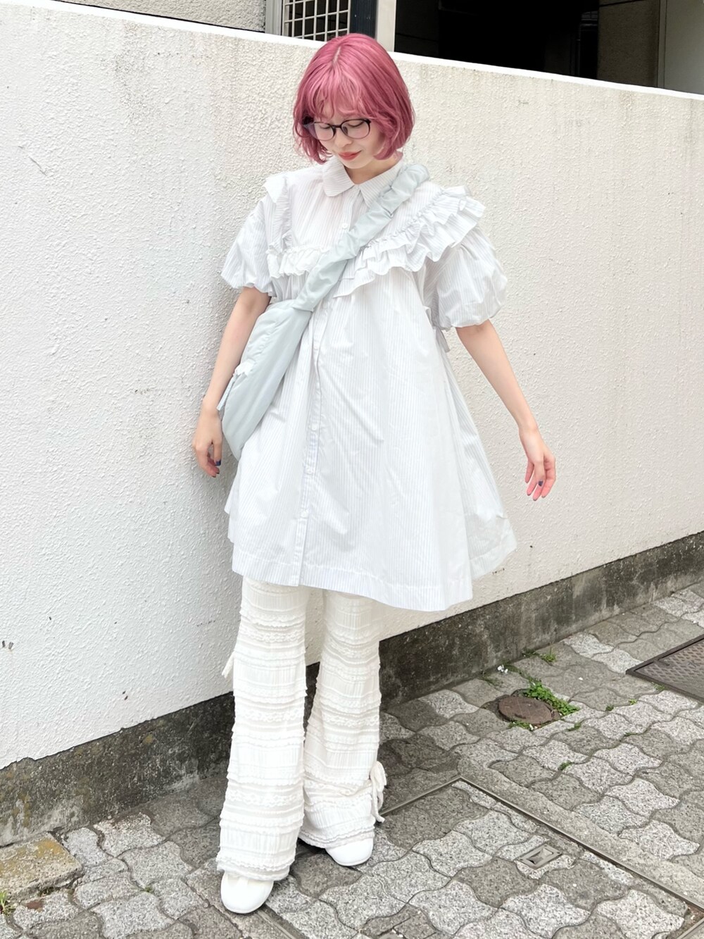 ブルー系のワンピース、ブルー系のショルダーバッグ、ホワイト系のその他パンツを着用したレディースの春コーディネートの2枚目の写真