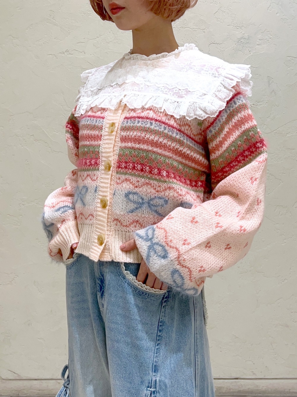 ピンク系のカーディガン/ボレロ、ホワイト系のシャツ/ブラウス、ベージュ系のハンドバッグを着用したレディースの秋コーディネートの9枚目の写真
