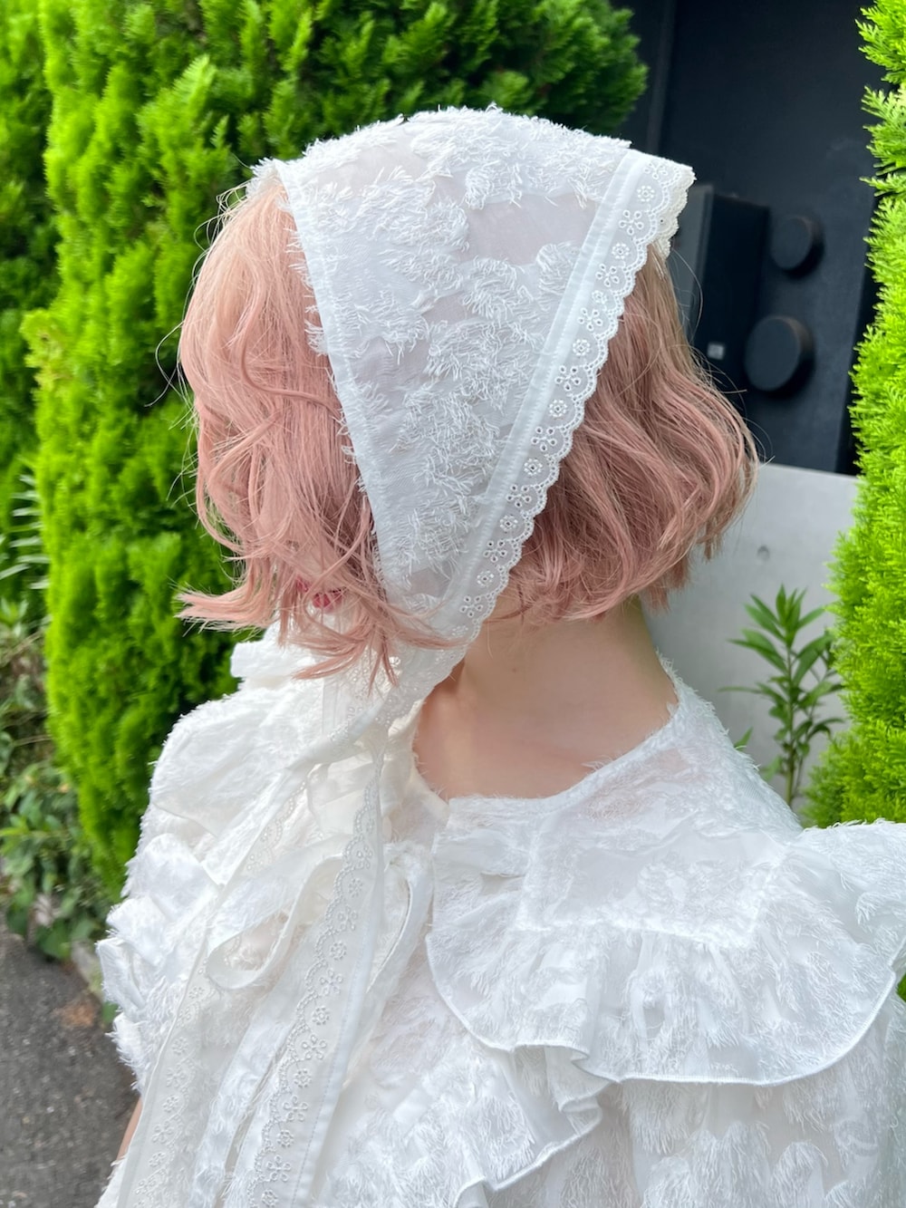 ホワイト系のワンピース、ピンク系のボストンバッグ、ピンク系のローファーを着用したレディースの夏コーディネートの6枚目の写真