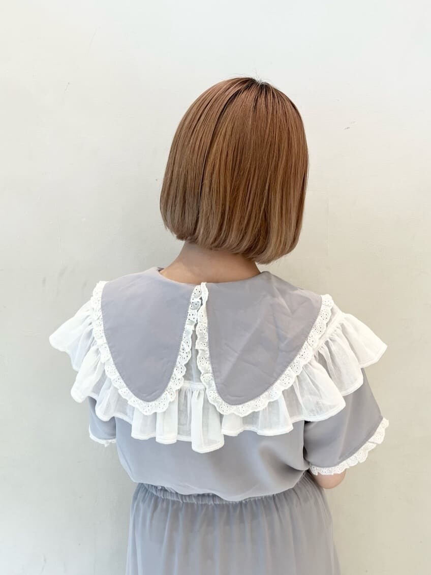 ホワイト系のサンダル、パープル系のハンドバッグ、ブルー系のワンピースを着用したレディースの夏コーディネートの6枚目の写真