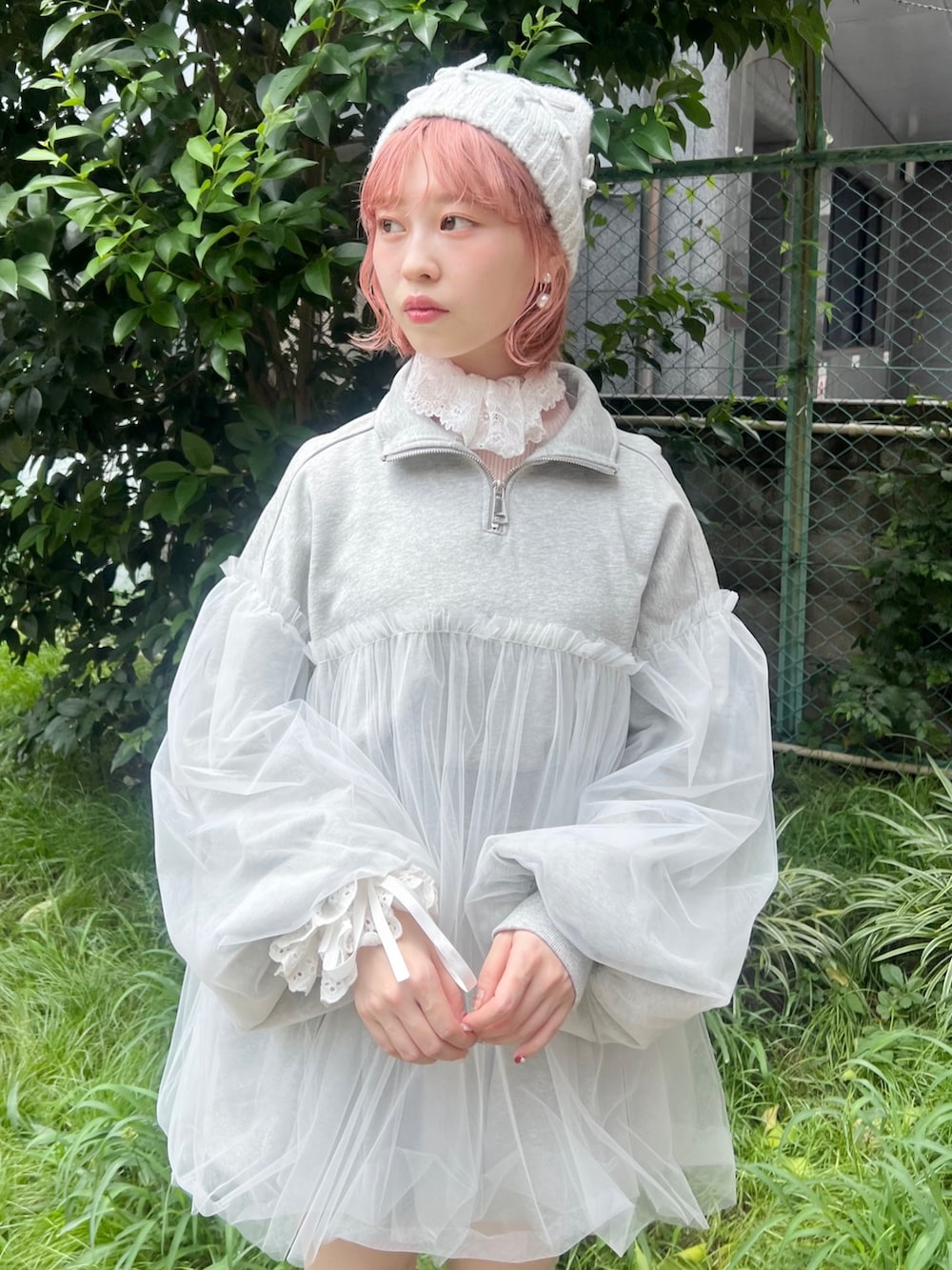 グレー系のスウェット、ピンク系のニット/セーター、ブルー系のショルダーバッグを着用したレディースの秋コーディネートの8枚目の写真