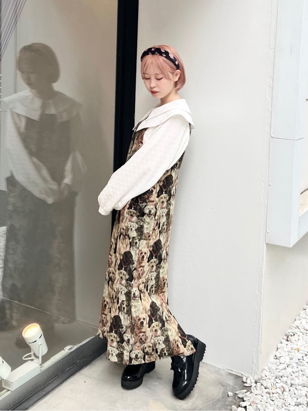 ブラック系のローファー、その他のジャンパースカート、ホワイト系のシャツ/ブラウスを着用したレディースの夏コーディネートの2枚目の写真