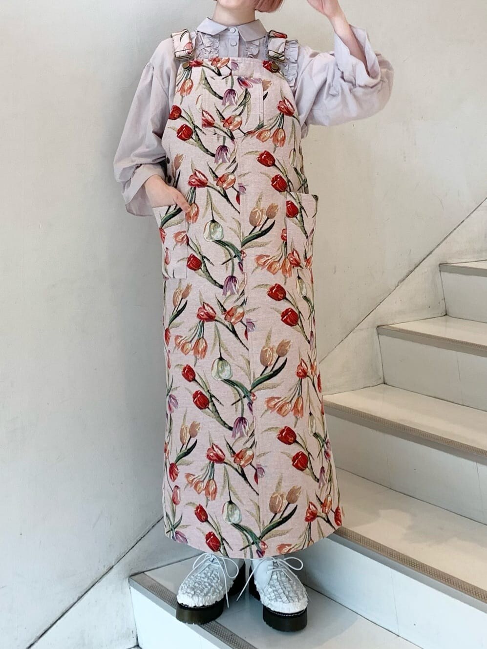 ピンク系のジャンパースカート、ホワイト系のその他シューズ、ベージュ系のシャツ/ブラウスを着用したレディースの春コーディネートの3枚目の写真