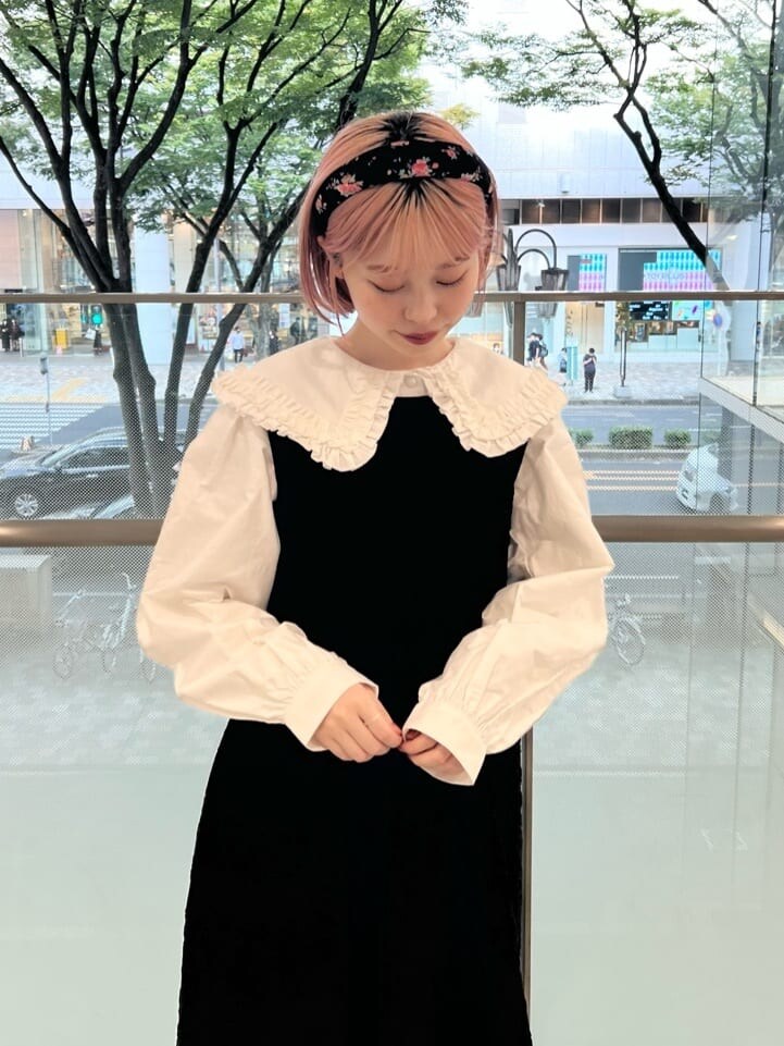 ホワイト系のシャツ/ブラウス、ブラック系のその他シューズ、ブラック系のワンピースを着用したレディースの秋コーディネートの6枚目の写真