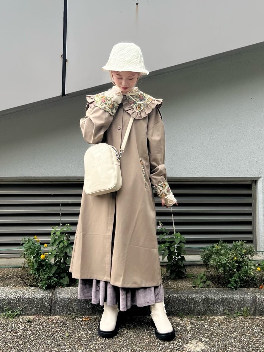 ホワイト系のブーツ、パープル系のスカート、ホワイト系のニット/セーターを着用したレディースの秋コーディネートの2枚目の写真