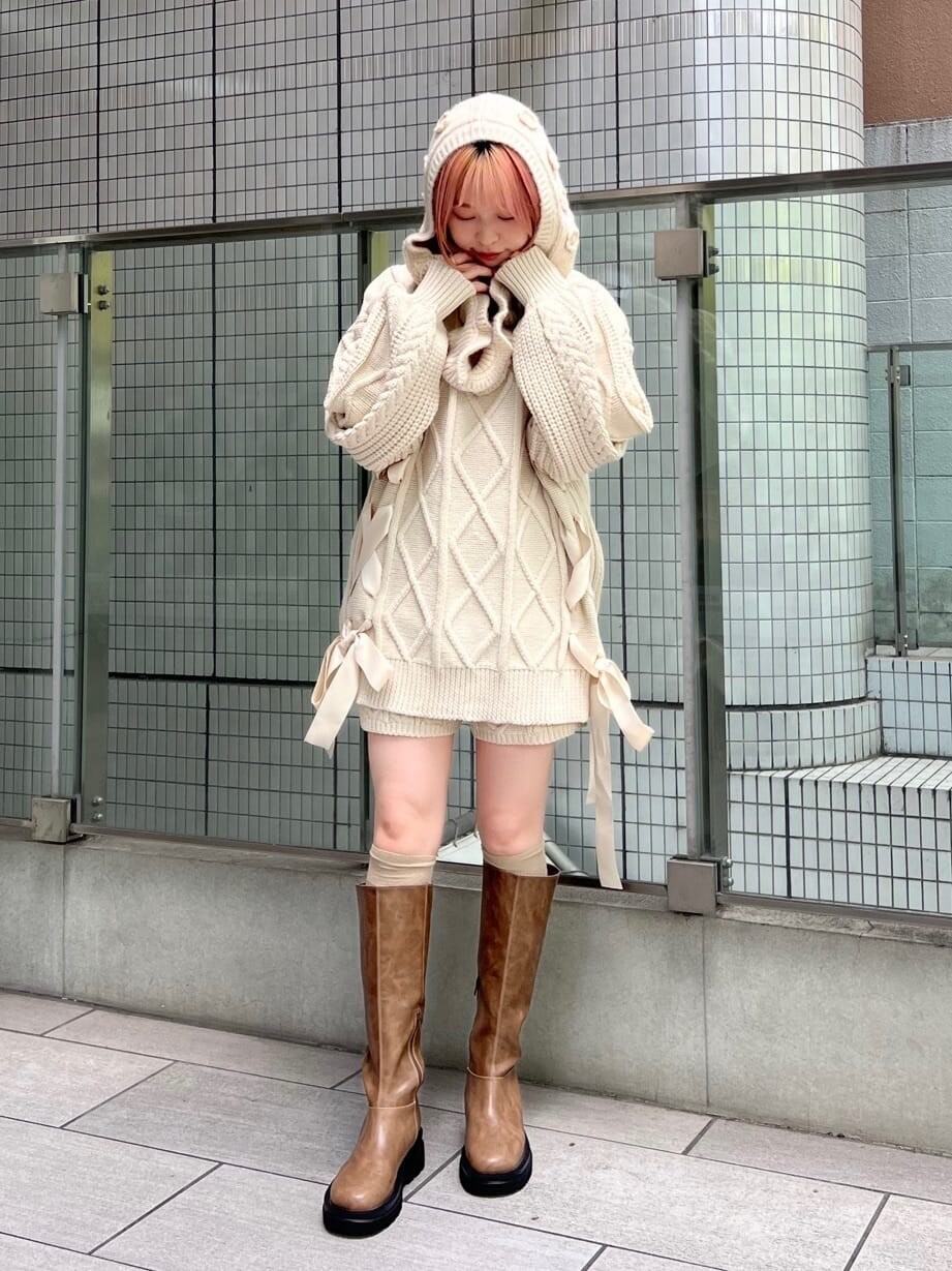 ホワイト系のその他パンツ、ベージュ系のブーツ、ホワイト系のニット/セーターを着用したレディースの秋コーディネートの3枚目の写真