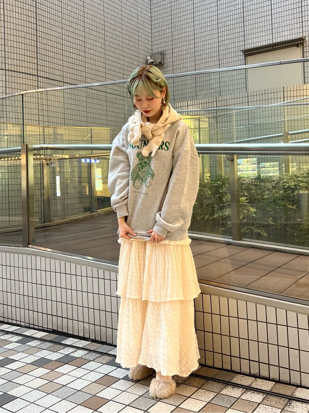 ホワイト系のパンプス、ホワイト系のボストンバッグ、ホワイト系のパンプスを着用したレディースの秋コーディネートの4枚目の写真