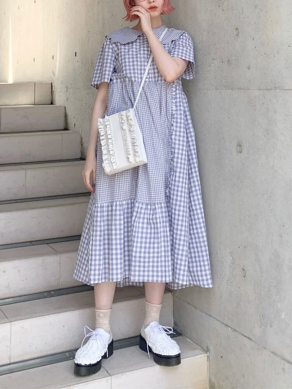 ホワイト系のその他シューズ、パープル系のワンピース、ホワイト系のショルダーバッグを着用したレディースの春コーディネートの2枚目の写真