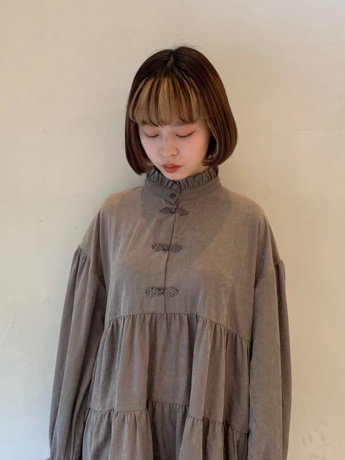 ホワイト系のローファー、ベージュ系のワンピース、パープル系のカーディガン/ボレロを着用したレディースの冬コーディネートの6枚目の写真