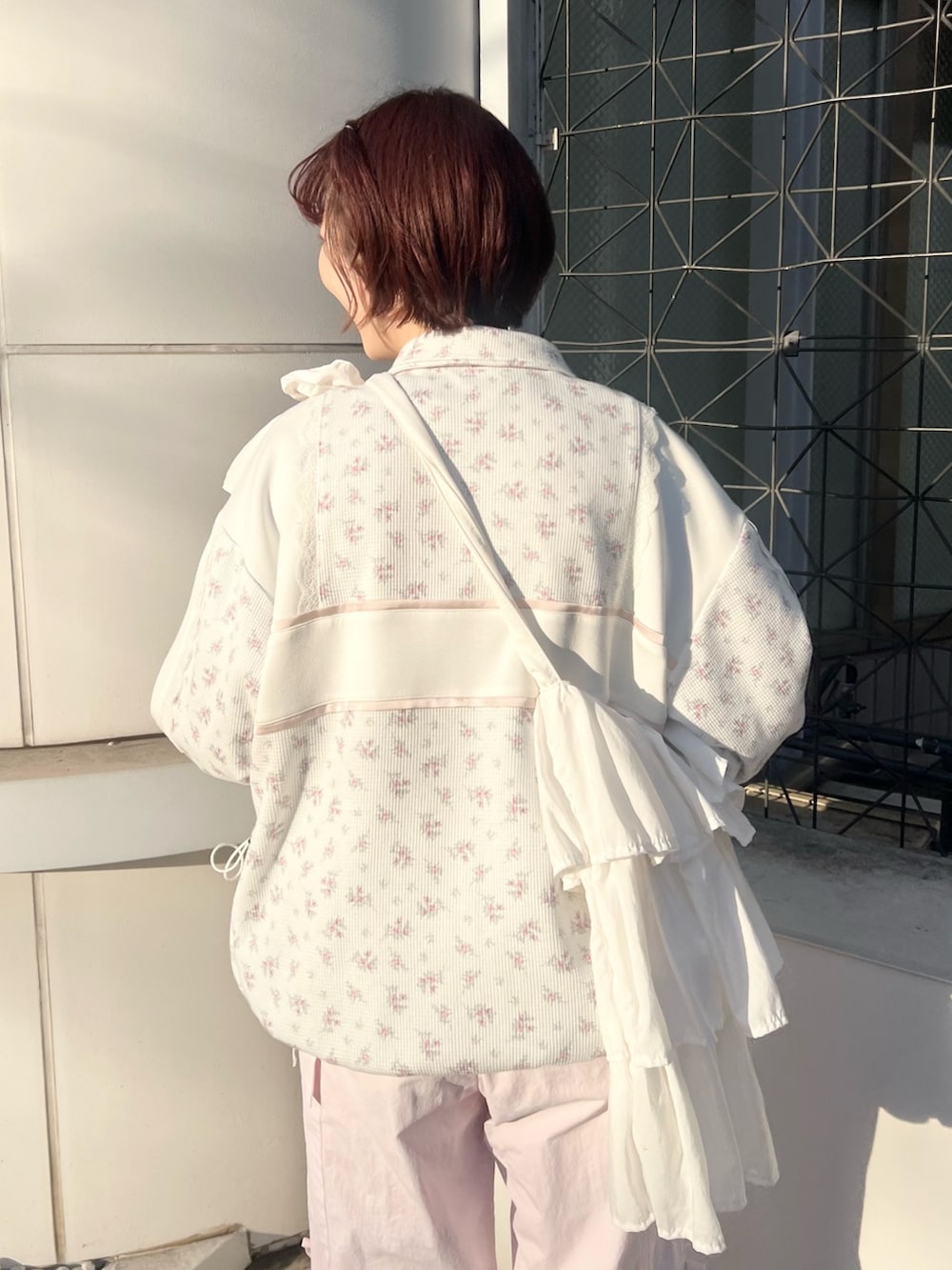 ピンク系のジャージ、ピンク系のカーゴパンツ、ピンク系のスニーカーを着用したレディースの冬コーディネートの8枚目の写真