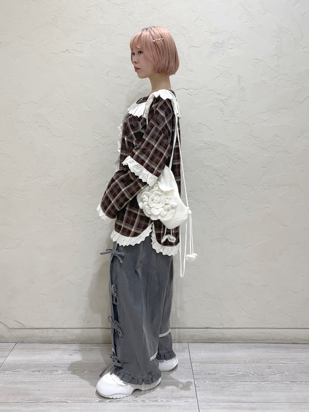 ブラウン系のシャツ/ブラウス、グレー系のデニムパンツ、ホワイト系のスニーカーを着用したレディースの秋コーディネートの2枚目の写真