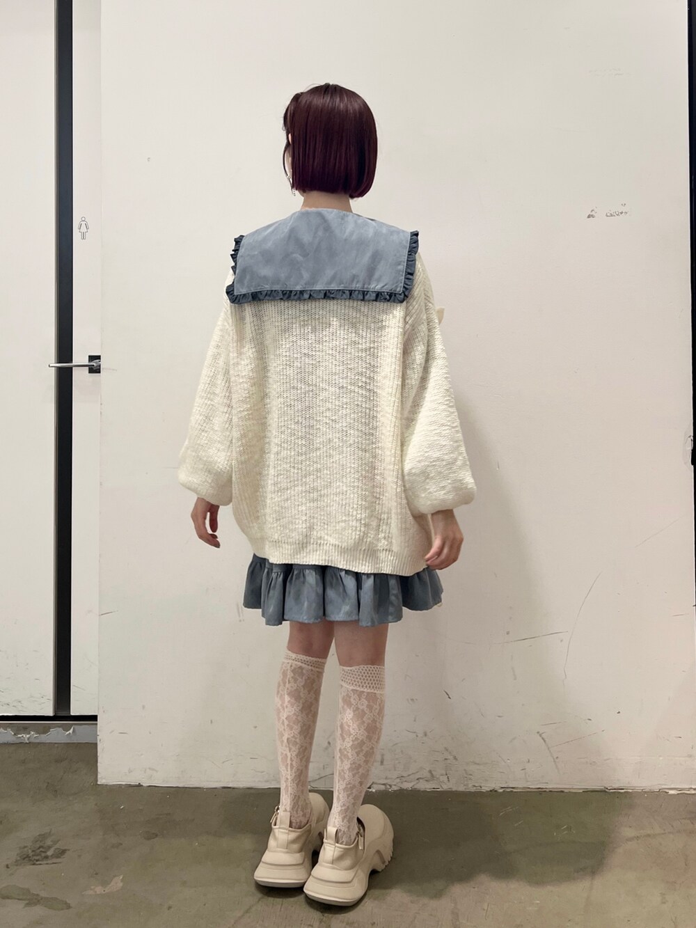 ブルー系のワンピース、ホワイト系のカーディガン/ボレロ、ホワイト系のスニーカーを着用したレディースの秋コーディネートの4枚目の写真