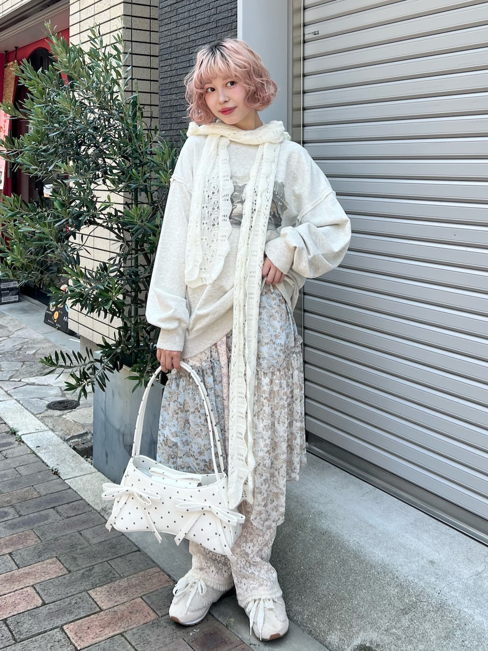 グレー系のスウェット、その他のハンドバッグ、ホワイト系のスカートを着用したレディースの夏コーディネートの3枚目の写真