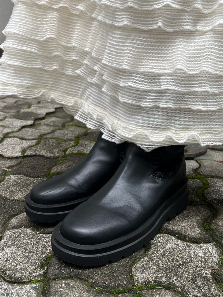 ブラック系のブーツ、ブルー系のその他アウター、グレー系のTシャツ/カットソーを着用したレディースの秋コーディネートの8枚目の写真