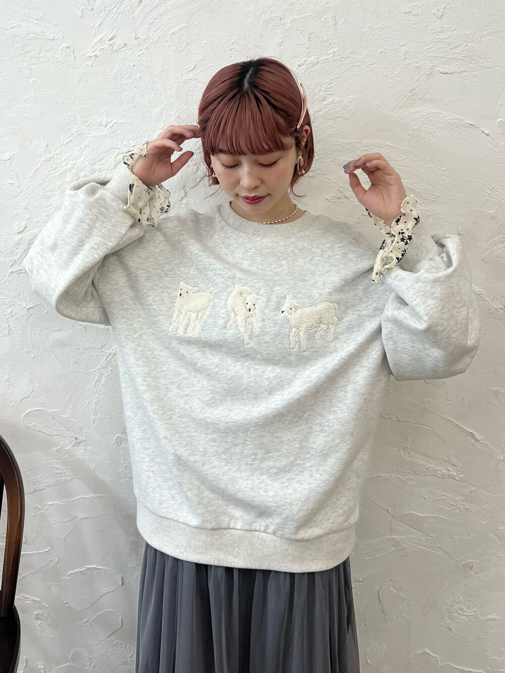 グレー系のスウェット、グレー系のワンピース、ホワイト系のTシャツ/カットソーを着用したレディースの夏コーディネートの7枚目の写真