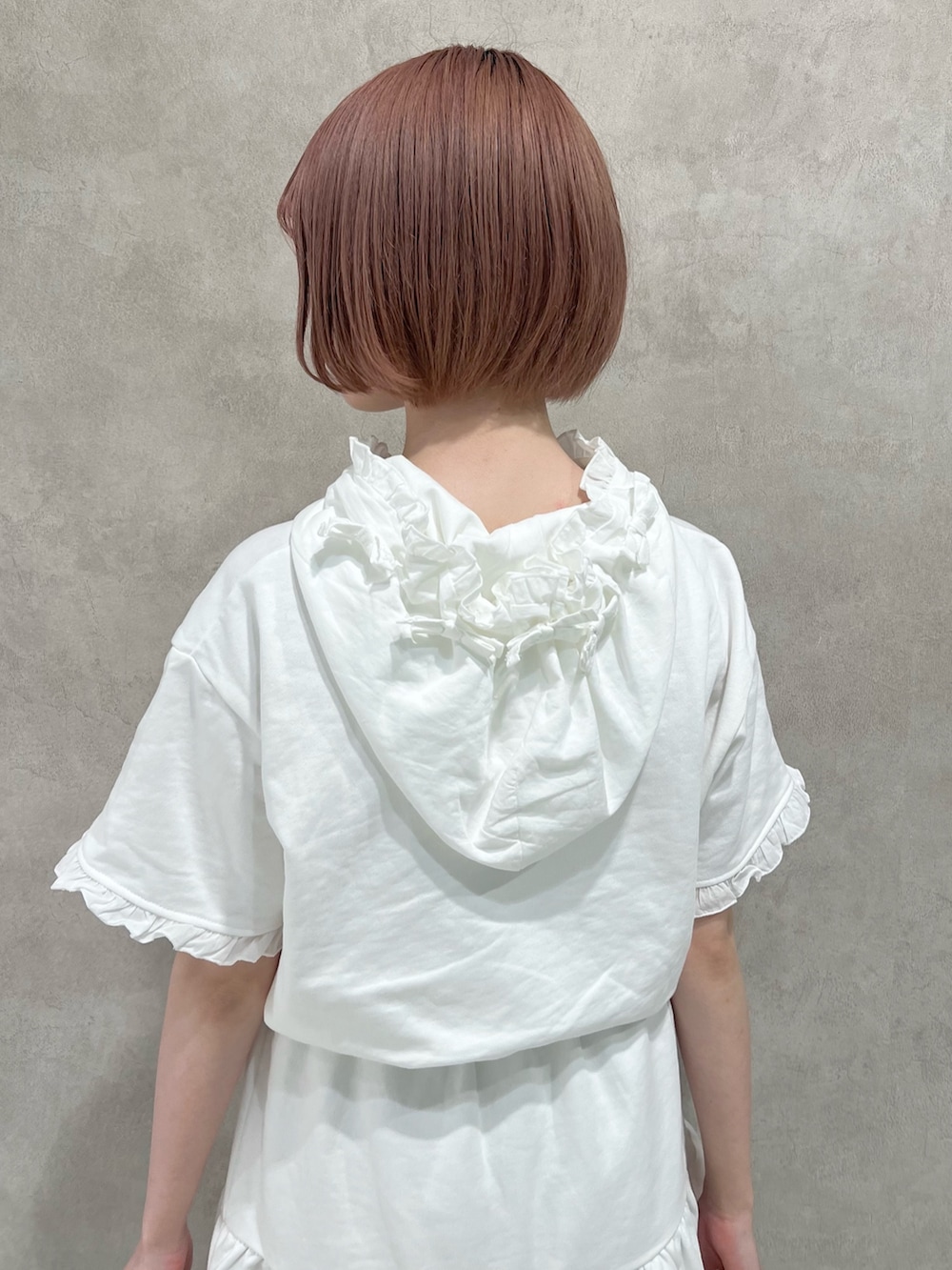 ホワイト系のワンピース、ホワイト系のスニーカーを着用したレディースの夏コーディネートの8枚目の写真