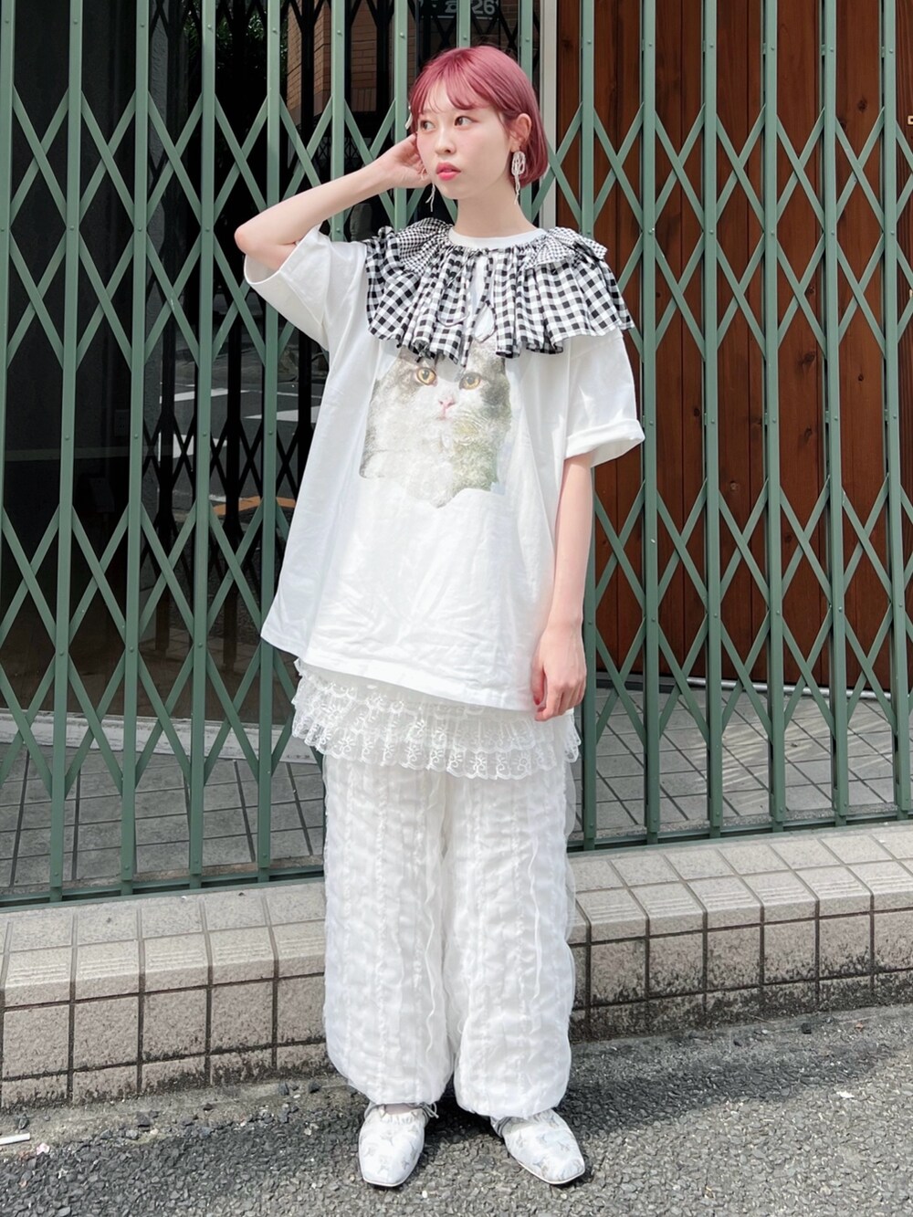 ホワイト系のTシャツ/カットソー、ホワイト系のスカート、ホワイト系のカーゴパンツを着用したレディースの夏コーディネートの2枚目の写真