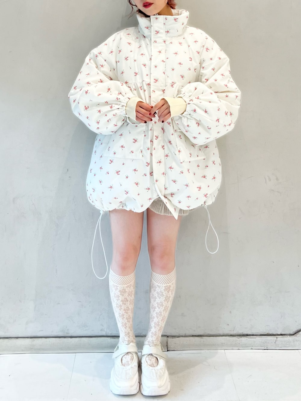 ピンク系のブルゾン、ベージュ系のスウェットパンツ、ホワイト系のニット/セーターを着用したレディースの冬コーディネートの4枚目の写真