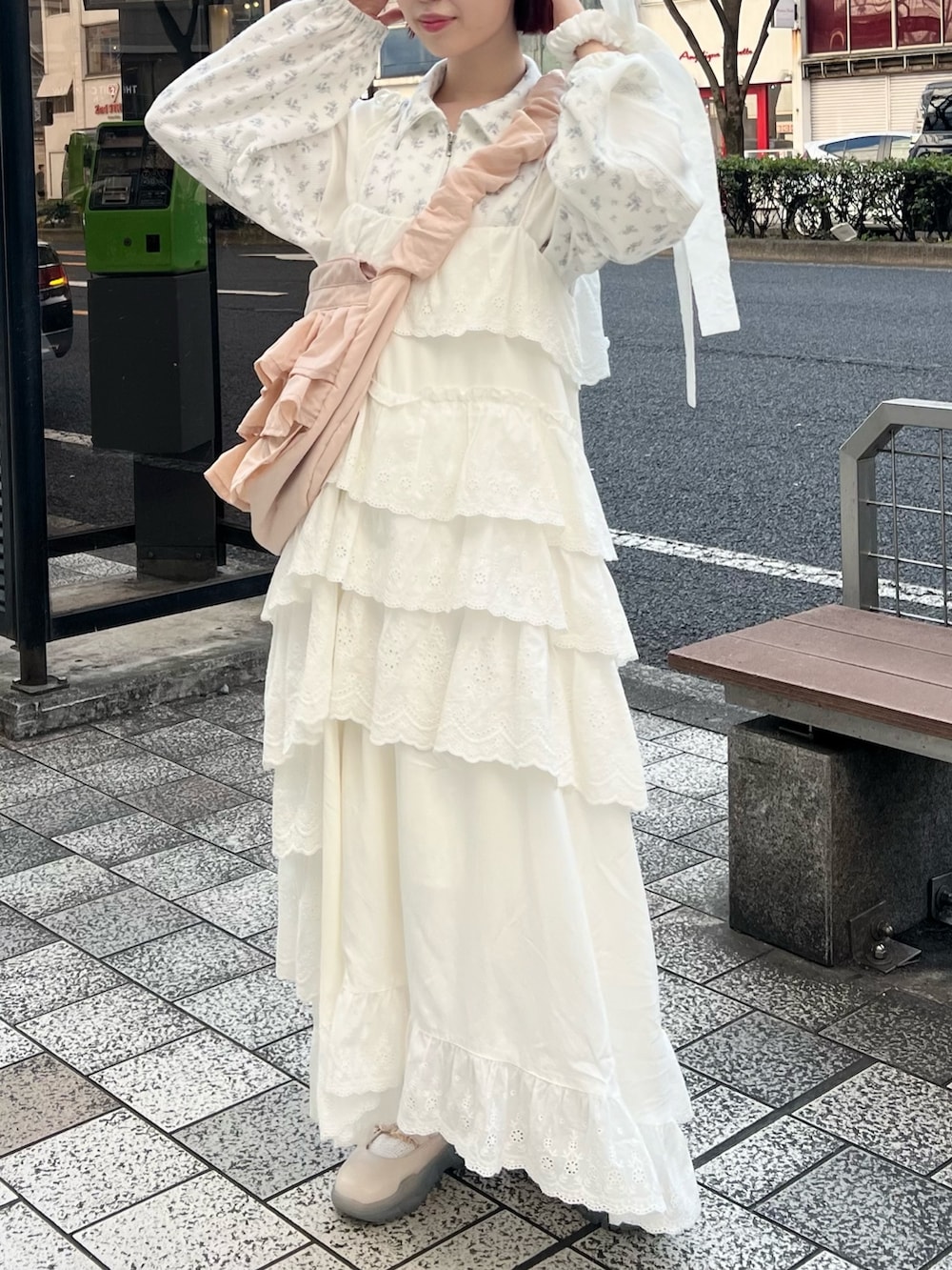 ピンク系のショルダーバッグ、ホワイト系のスニーカー、ホワイト系のワンピースを着用したレディースの春コーディネートの5枚目の写真