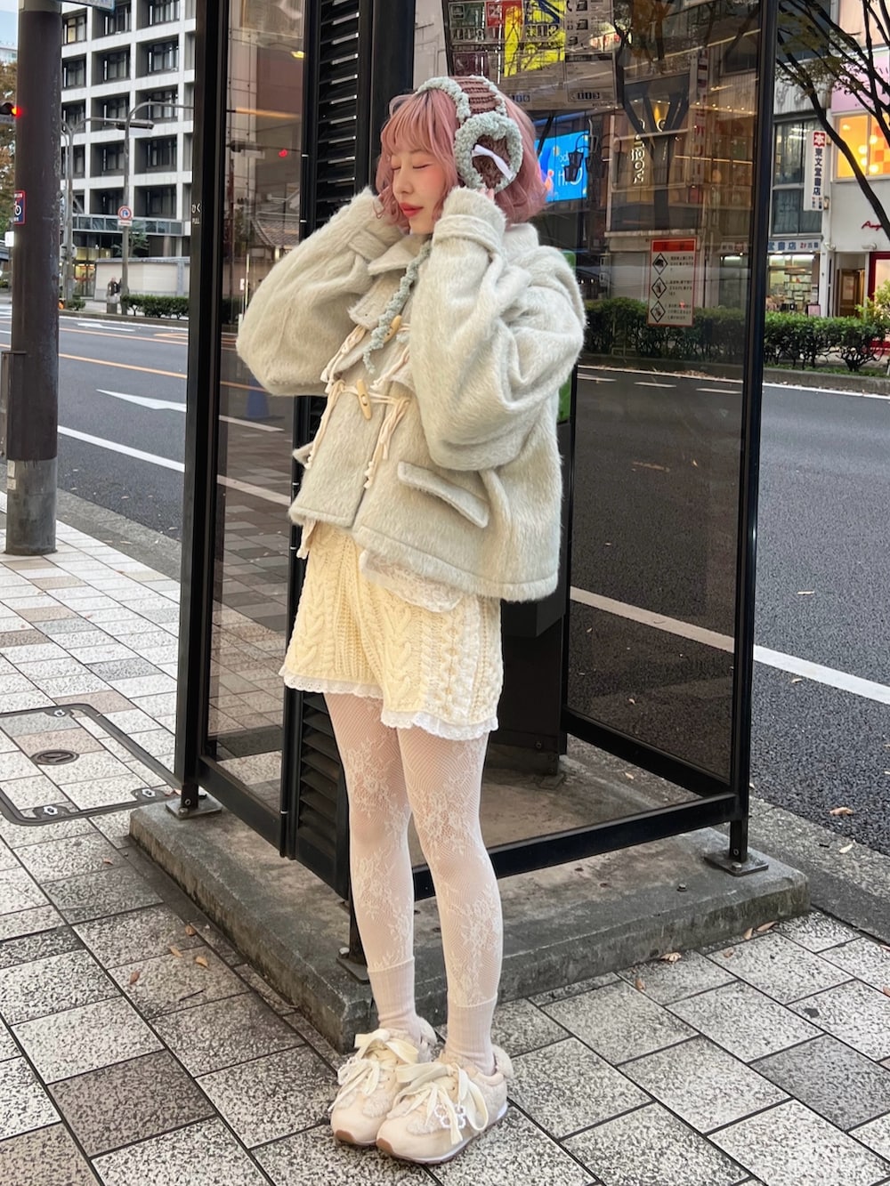 グリーン系のダッフルコート、ホワイト系のその他パンツ、ホワイト系のシャツ/ブラウスを着用したレディースの秋コーディネートの4枚目の写真