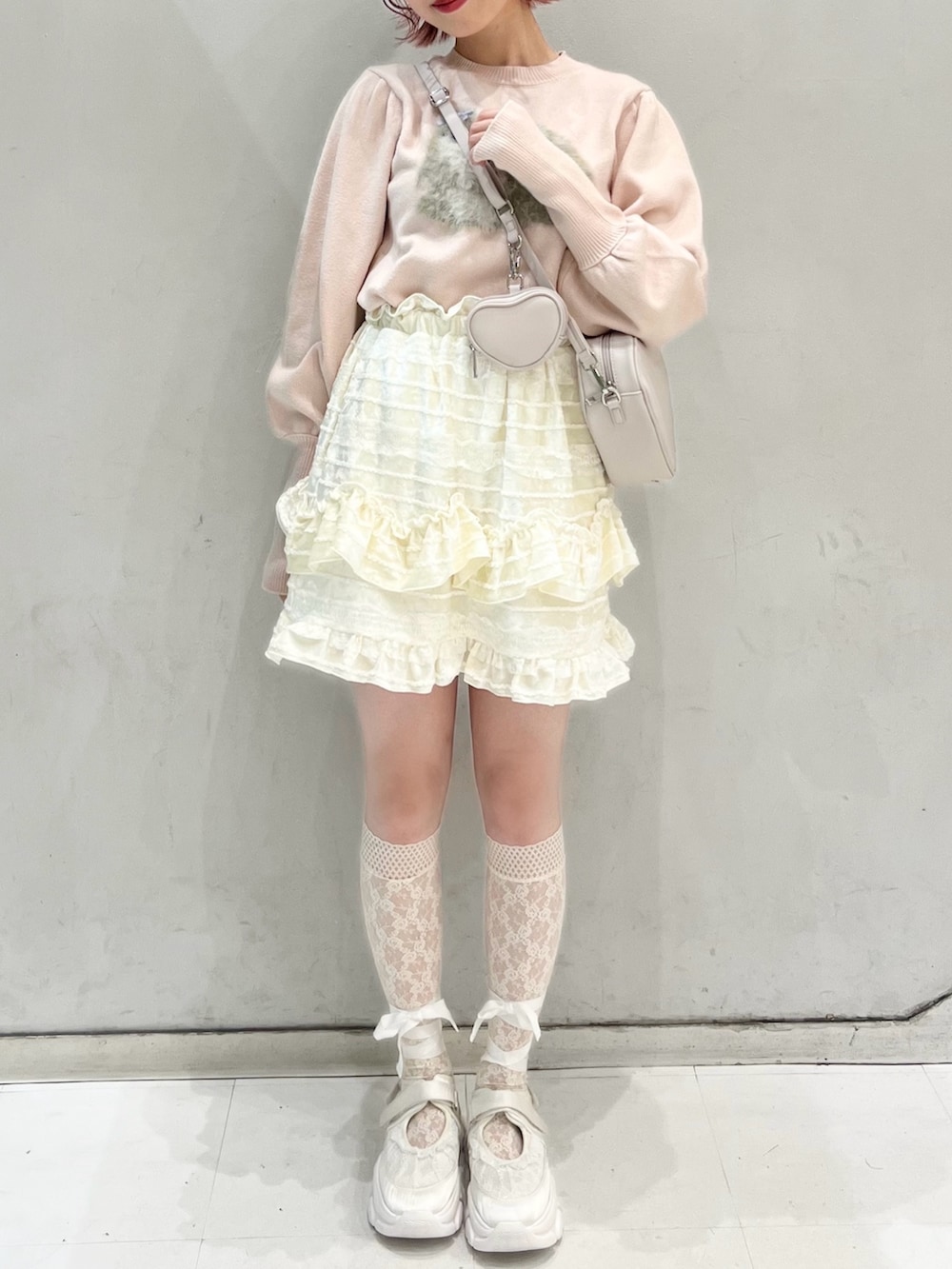 ホワイト系のブルゾン、ピンク系のショルダーバッグ、ホワイト系のスカートを着用したレディースの冬コーディネートの8枚目の写真