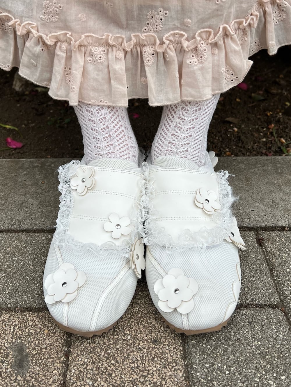 ホワイト系のブルゾン、ピンク系のワンピース、ホワイト系のTシャツ/カットソーを着用したレディースの冬コーディネートの9枚目の写真