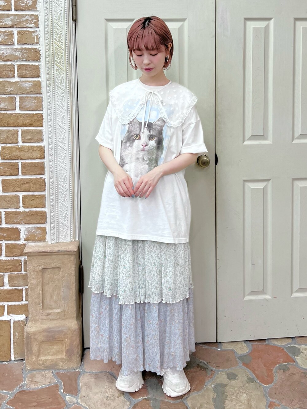 ホワイト系のTシャツ/カットソー、ブルー系のスカート、ホワイト系のスニーカーを着用したレディースの夏コーディネートの3枚目の写真