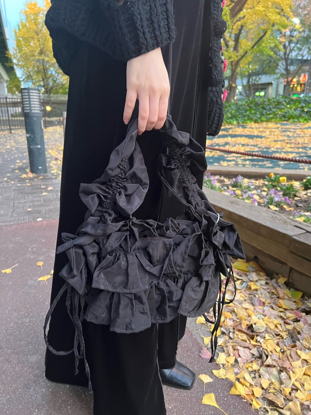 ホワイト系のシャツ/ブラウス、ブラック系のショルダーバッグ、ブラック系のカーディガン/ボレロを着用したレディースの冬コーディネートの9枚目の写真