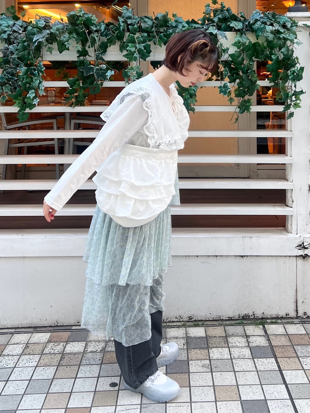 ホワイト系のTシャツ/カットソー、グリーン系のワンピース、ブラック系のデニムパンツを着用したレディースの春コーディネートの4枚目の写真